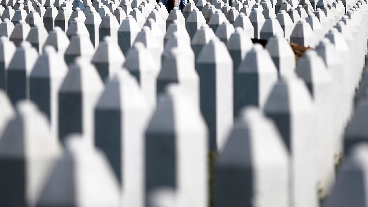 Mulher é fotografada entre lápides no memorial das vítimas de Srebrenica no leste da Bósnia e Herzegovina. Os corpos das 136 vítimas do massacre de julho de 1995 serão enterrados no próximo sábado - 10/07/2015