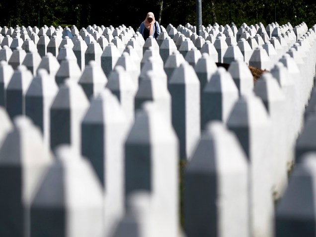 Mulher foi fotografada entre lápides no memorial das vítimas de Srebrenica no leste da Bósnia e Herzegovina