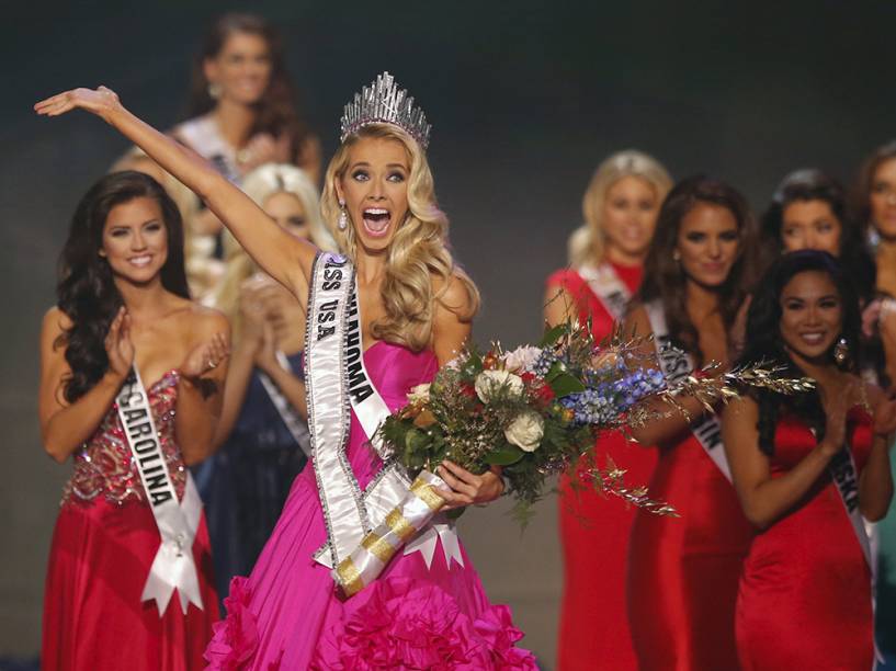 A nova Miss EUA, Olivia Jordan, representante do estado de Oklahoma, após ser coroada vencedora entre as 51 participantes na cerimônia na noite de domingo (12) em Baton Rouge, em Louisiana