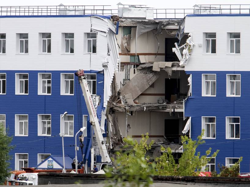 Vinte e três militares morreram no desabamento de um edifício em um quartel perto de Omsk, na Sibéria, informou o Ministério da Defesa de Rússia, que também citou cinco desaparecidos. A tragédia aconteceu no domingo à noite na localidade de Svetly