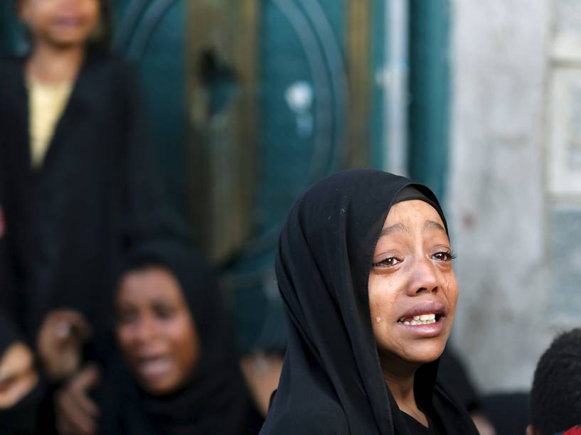 Menina chora após um bombardeio, comandado pela Arábia Saudita, matar seu pai em Sanaa, capital do Iêmen. Ataques feitos na manhã desta segunda-feira (13) na cidade deixaram ao menos 21 civis mortos, segundo testemunhas