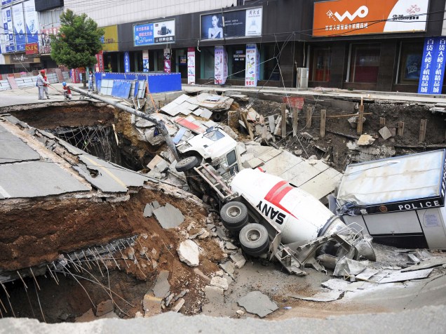 Um caminhão e uma cabine da polícia foram engolidos por uma cratera que se abriu no meio de uma rua em Dingyuan, na província de Anhui, na China. Segundo a mídia local, o buraco de aproximadamente 100 m² deixou três pessoas feridas