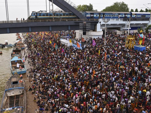 Devotos se reuniram às margens do rio Godavari, em Andhra Pradesh, na Índia, para celebrar o festival hindu Maha Pushkaralu. Tumulto no local deixou cerca de 27 pessoas mortas; a tragédia aconteceu horas depois do início da peregrinação
