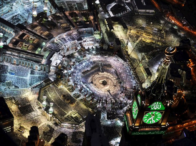 Muçulmanos fizeram orações na Grande mesquita, o lugar mais sagrado no Islã, na cidade sagrada de Meca, na Arábia Saudita, durante o Ramadã