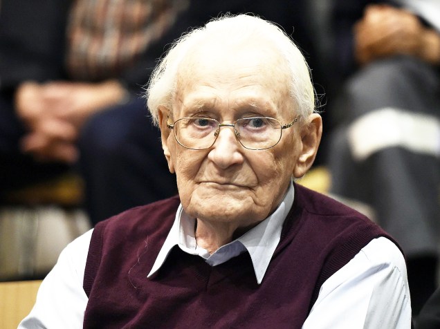 Oskar Gröning, de 94 anos, foi condenando a quatro anos de prisão por cumplicidade em assassinatos ocorridos em 1944 no campo de concentracão de Auschwitz