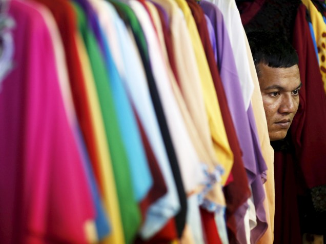 Em um mercado tradicional de Jacarta, na Indonésia, comerciante foi fotografado entre roupas de sua tenda