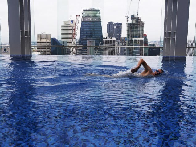O preparador físico Peter Yeoman, nadou na piscina de uma academia no distrito empresarial de Singapura