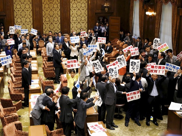 Parlamentares de oposição ao primeiro-ministro japonês, Shinzo Abe, protestam durante sessão no Congresso. Eles se preparam para votar nos próximos dias no projeto de lei encaminhado pelo governo de Abe, que muda substancialmente a política de defesa do Japão - 15/07/2015