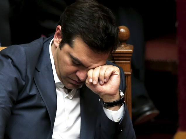 O primeiro-ministro da Grécia, Alexis Tsipras, reage durante sessão parlamentar em Atenas. O parlamento grego aprovou um pacote abrangente de medidas de austeridade exigidas pelos parceiros europeus como contrapartida para a abertura de negociações no país - 16/07/2015