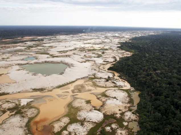 Área desmatada pela mineração ilegal de ouro é vista na zona conhecida como Mega 14 no sul da região de Madre de Dios, Peru - 16/07/2015