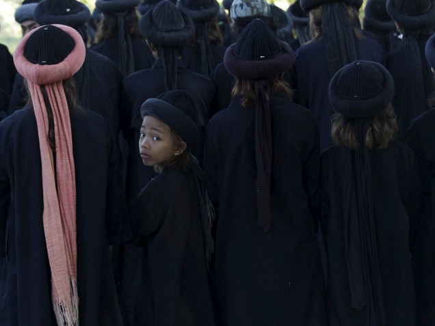 Membros do grupo muçulmano indonésio An-Nadzir participam de rezas que marcam o fim do mês sagrado do Ramadã, em Gowa, Indonésia - 16/07/2015 Membros do grupo muçulmano indonésio An-Nadzir participam de rezas que marcam o fim do mês sagrado do Ramadã, em Gowa, Indonésia - 16/07/2015