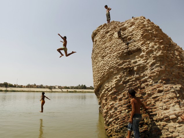 Moradores mergulham no rio tigre para refrescar, em Adhamiya, norte de Bagdá. O governo do Iraque declarou feriado oficial nesta quinta-feira devido a uma forte onda de calor - 16/07/2015