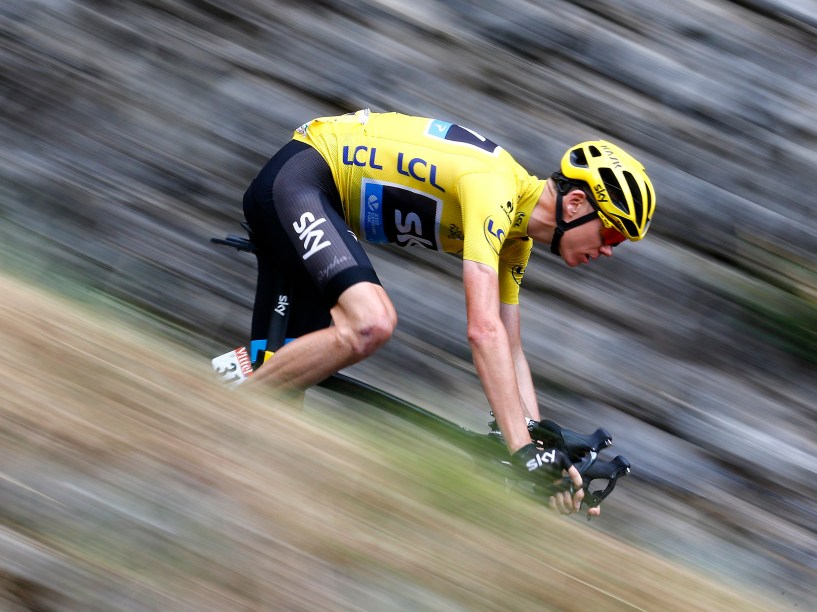 O britânico Chris Froome disputa o 12º estágio do Tour de France, nos montes Pirineus, França - 16/07/2015