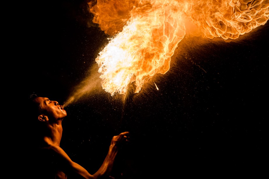 Homem cospe fogo durante as celebrações do Eid al-Fitr em Yogyakarta, na Indonésia - 16/07/2015