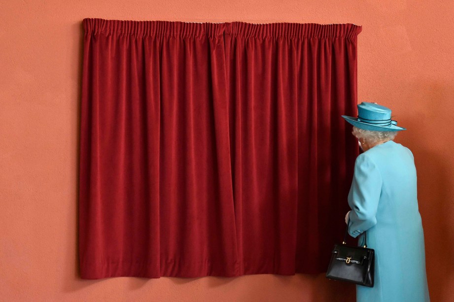 Rainha Elizabeth II se prepara para revelar uma placa durante visita a uma escola em Dagenham, leste de Londres - 16/07/2015