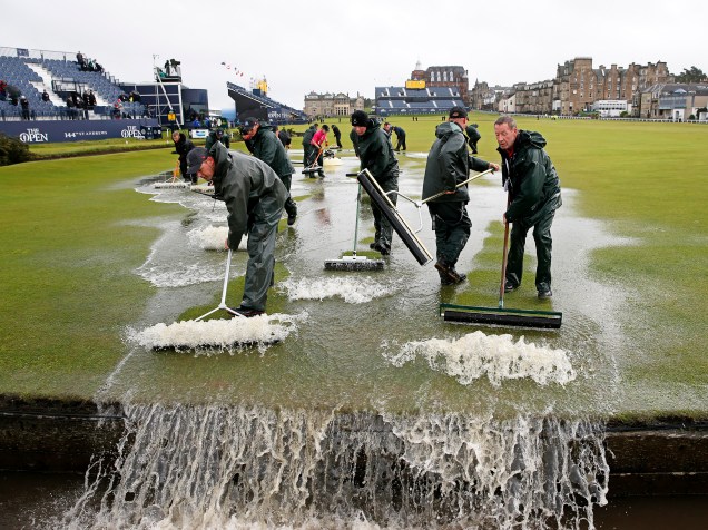 Durante o segundo dia do campeonato britânico, homens retiraram água de campo de golfe após forte chuva em St Andrews, na Escócia