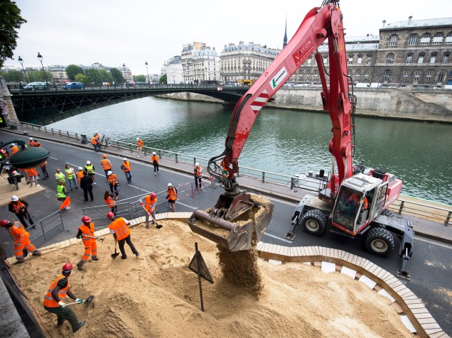 Nas margens do rio Sena, em Paris, funcionários trabalharam na montagem de uma praia artificial. Com a chegada do verão, a cidade prepara uma série de praias ao longo do rio para a 14ª edição do Paris-Plages