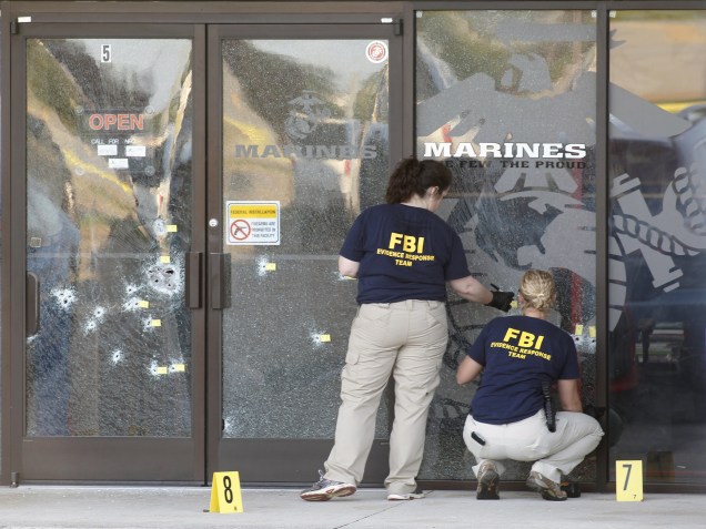 Agentes do FBI trabalham na cena de um tiroteio em um Centro das Forças Armadas em Chattanooga, Tennessee (EUA). Quatro militares foram mortos e três pessoas ficaram feridas. O atirador foi morto pela polícia - 16/07/2015 Agentes do FBI trabalham na cena de um tiroteio em um Centro das Forças Armadas em Chattanooga, Tennessee (EUA). Quatro militares foram mortos e três pessoas ficaram feridas. O atirador foi morto pela polícia - 16/07/2015
