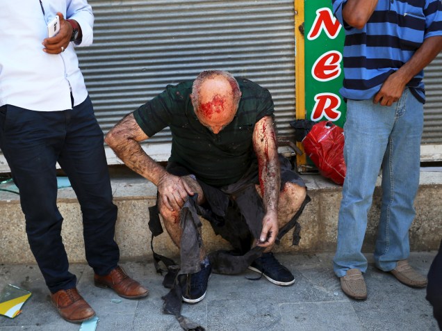 Explosão em Suruc, no sudeste de Sanliurfa, Turquia, mata 28 pessoas e deixa pelo menos 100 feridos. Autoridades locais disseram que o ataque pode ter sido um atentado suicida - 20/07/2015
