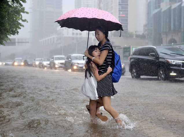 Pedestres em uma rua inundada de Shenzhen, na China. Cerca de um milhão de pessoas foram afetadas pelas chuvas em várias províncias do país