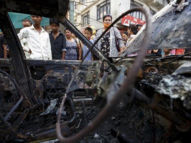 Em Catmandu, um táxi foi queimado por manifestantes durante a greve geral convocada pela facção dos ex-rebeldes maoístas, que protestam contra o primeiro rascunho da nova constituição do Nepal