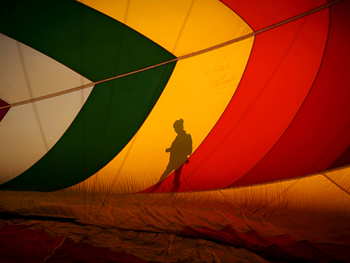 Mulher passa por balão durante festival de Balonismo em Nova Jersey, nos Estados Unidos