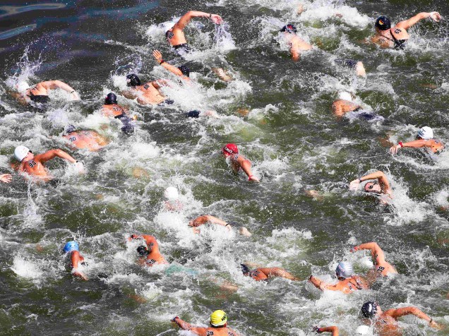 Durante o Campeonato Mundial de Esportes Aquáticos em Kazan, na Rússia, nadadores participam de prova masculina de 10 km em mar aberto - 27/07/2015