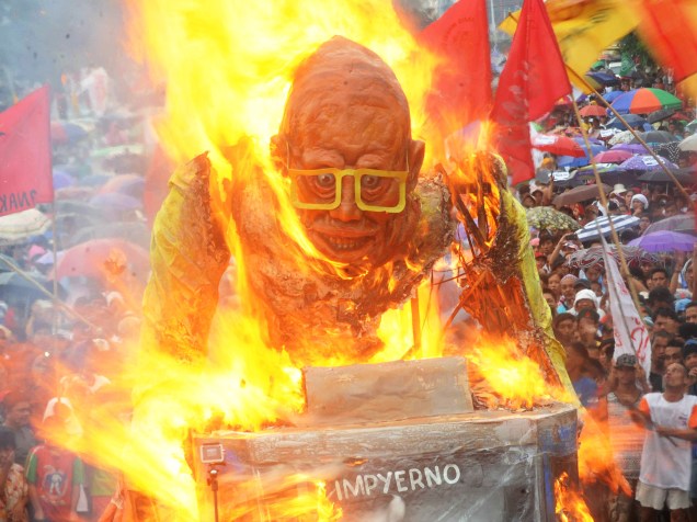Manifestantes queimam um boneco do presidente das Filipinas, Benigno Aquino, durante protesto em Quezon - 27/07/2015