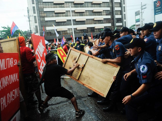 Manifestantes anti governo entram em confronto com a polícia durante protesto contra o presidente Benigno Aquino em Manila, nas Filipinas - 27/07/2015
