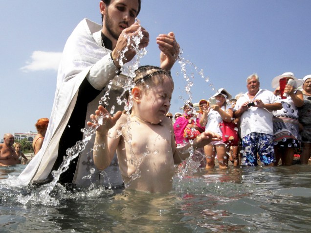 Em Yalta, na Crimeia, padre batizou uma menina no Mar Negro durante cerimônia que marca o 1027º aniversário da Cristianização da Rússia
