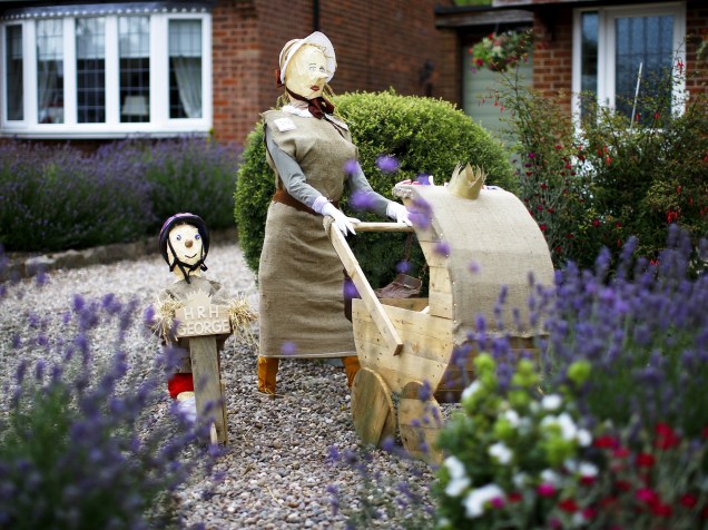 Um espantalho do príncipe George e da princesa Charlotte com a babá foi visto em um jardim durante o Festival de Espantalhos em Heather, na Grã-Bretanha. Anualmente o evento busca arrecadar dinheiro para grupos e instituições de caridade locais