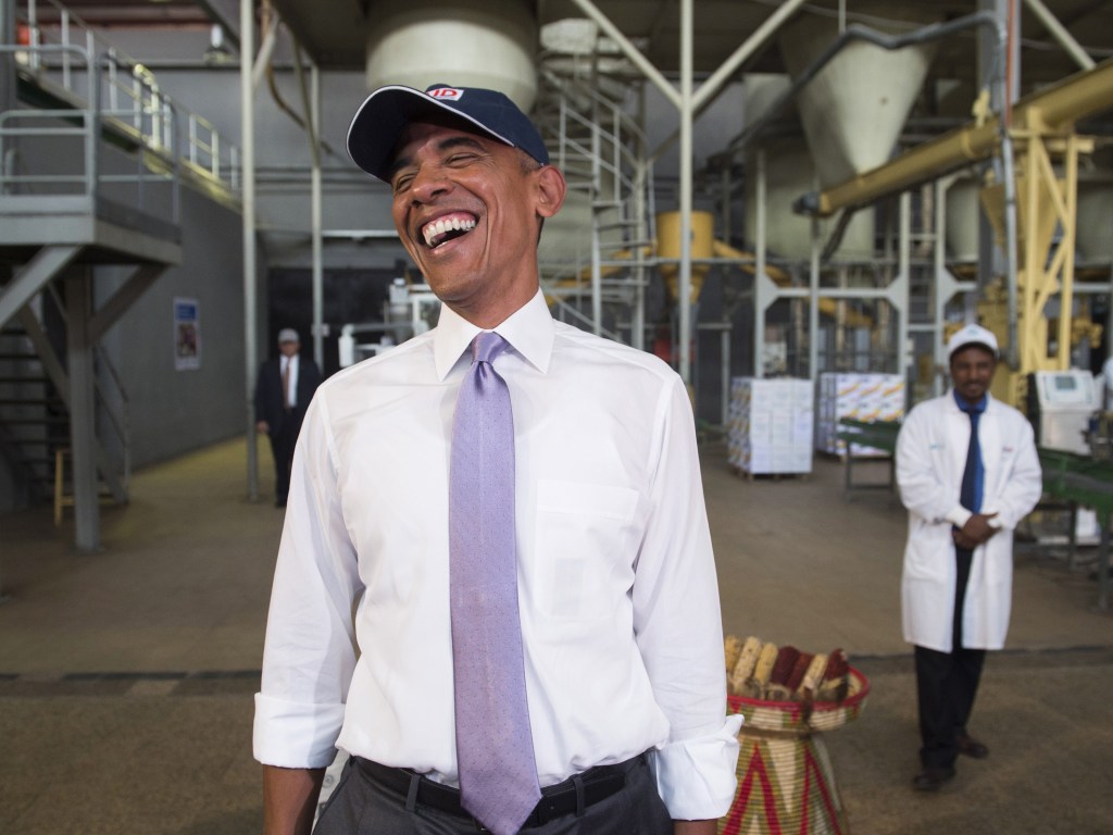 O presidente dos Estados Unidos, Barack Obama, ri da rede para cabelo que os membros da imprensa tem que utilizar durante visita a uma fábrica de alimentos em Addis Ababa, Etiópia - 28/07/2015