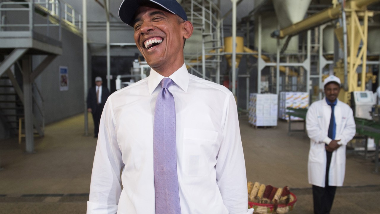 O presidente dos Estados Unidos, Barack Obama, ri da rede para cabelo que os membros da imprensa tem que utilizar durante visita a uma fábrica de alimentos em Addis Ababa, Etiópia - 28/07/2015