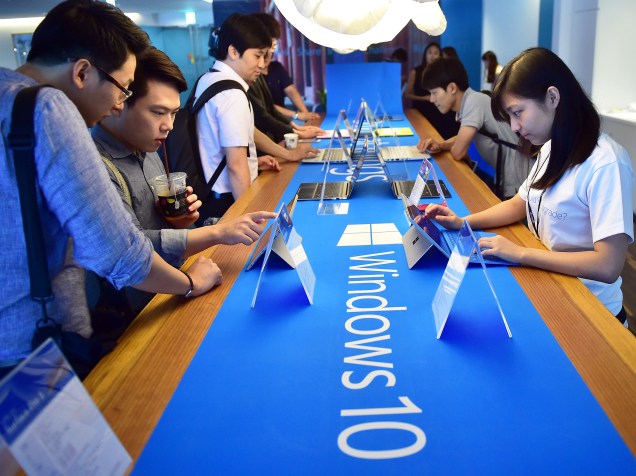 Consumidores testaram o Windows 10, a nova versão do sistema operacional da Microsoft, durante evento de lançamento em Seul, na Coreia do Sul