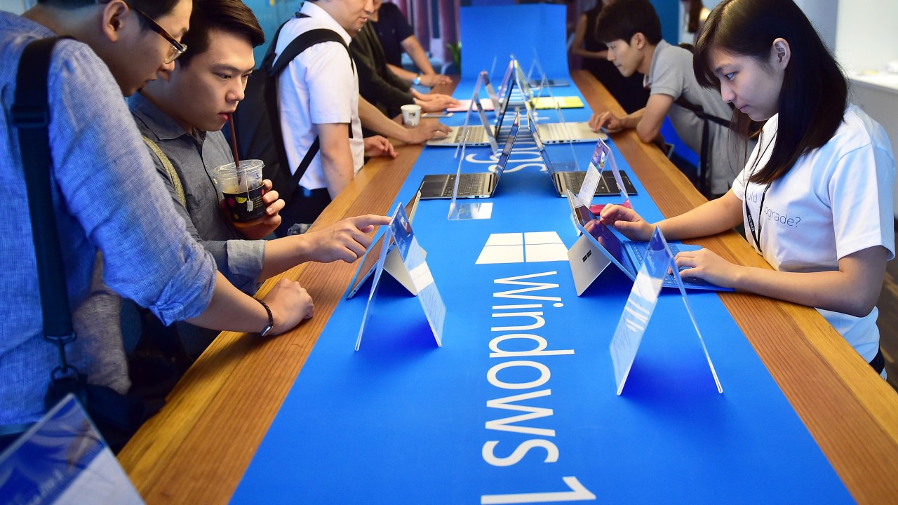 Durante evento de lançamento em Seul, na Coreia do Sul, visitantes fazem teste com o Windows 10, novo sistema operacional para computadores, celulares e tablets da Microsoft - 29/07/2015