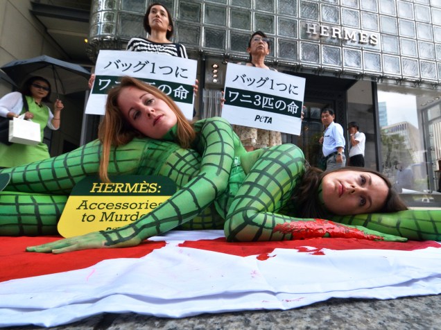 Ativistas do PETA (Pessoas pelo Tratamento Ético dos Animais) protestaram em frente a uma loja de luxo em Tóquio, contra a matança de jacarés para a produção de bolsas e sapatos de couro