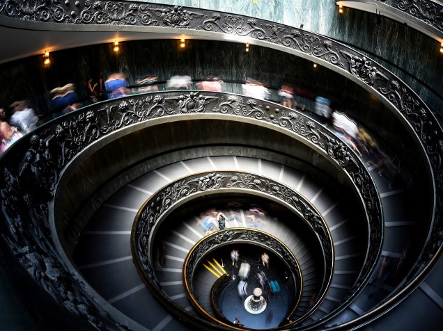 Visitantes deixaram o Museu do Vaticano através da escada em espiral projetada por Giuseppe Momo em 1932