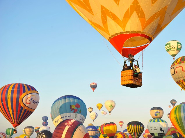 Balões voaram sobre Chambley-Bussieres, na França, como parte do evento anual "Lorraine Mondial Air Ballons"