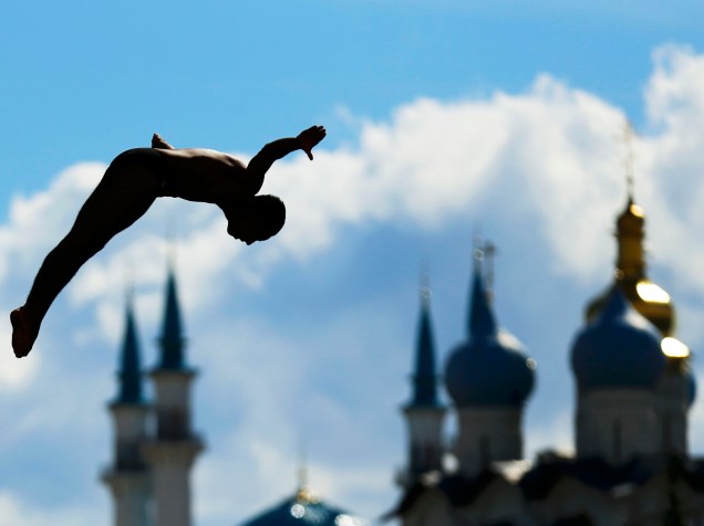 O atleta mexicano, Sérgio Guzman, saltou de plataforma de 27 metros durante Campeonato Mundial de Esportes Aquáticos em Kazan, na Rússia