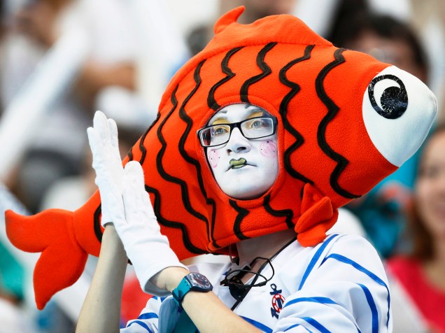 Mulher usou fantasia de peixe enquanto assistia ao Campeonato Mundial de Esportes Aquáticos em Kazan, Rússia