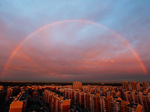 Um arco-íris foi visto sobre a cidade de Pequim, na China