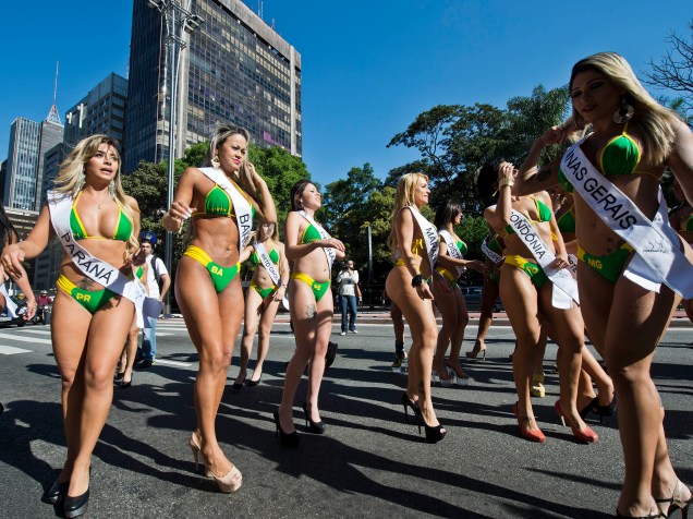 Modelos de biquini desfilaram na Avenida Paulista, em São Paulo, para promover o concurso de Miss Bumbum