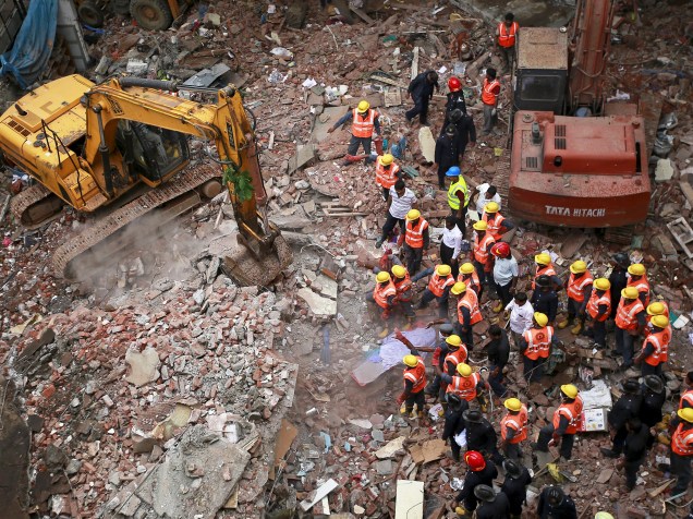 Equipes de resgate trabalham nos escombros de edifício residencial que desabou na cidade de Thane, próximo a Mumbai, na Índia. Segundo o porta-voz das equipes de emergência, o acidente deixou mais de 10 mortos - 04/08/2015
