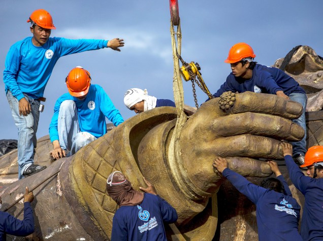 Operários usam guindaste para erguer uma estátua gigante do rei Rama I em Hua Hin, na Tailândia, onde está sendo construído um parque em memória aos antigos monarcas do país - 04/08/2015