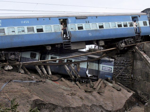 Vagões danificados de um trem são fotografados após descarrilamento perto de Harda, em Madhya Pradesh, Índia. Cerca de 21 pessoas morreram quando o trem caiu em um rio devido a um enfraquecimento dos trilhos causado pela água - 05/08/2015