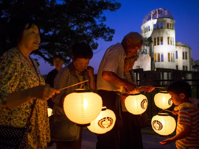 Moradores seguram lanternas de papel em frente ao Domo da Bomba Atômica, durante cerimônia em memória às vítimas da bomba que atingiu Hiroshima, Japão. Quinta-feira completará 70 anos do ataque a Hiroshima - 05/08/2015