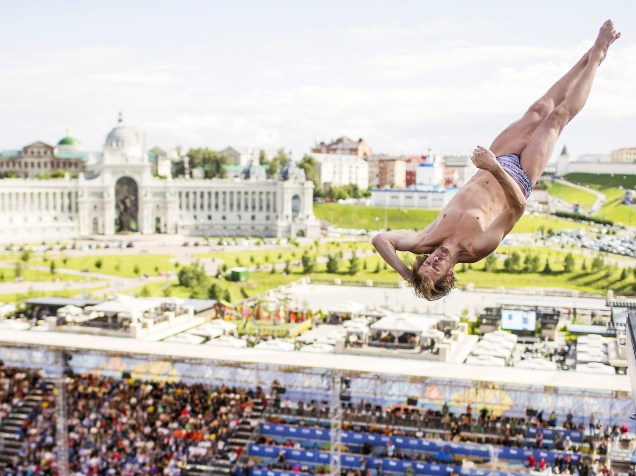 Gary Hunt, da Grã-Bretanha, saltou de uma plataforma de 27 metros durate o Campeonato Mundial de Esportes Aquáticos em Kazan, na Rússia