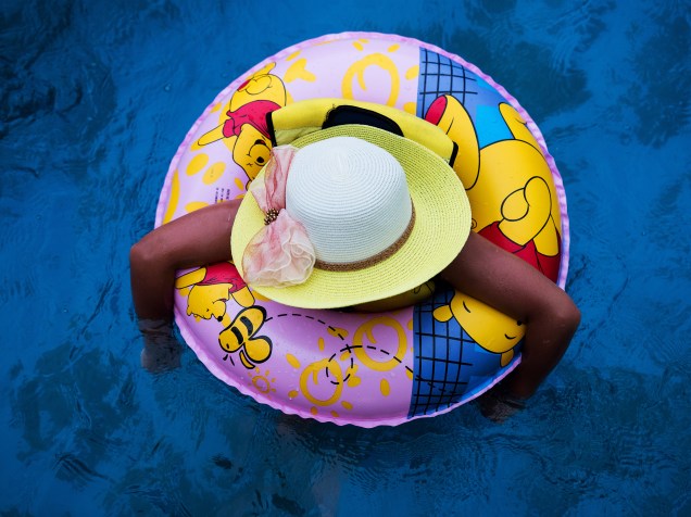 Menina usa uma boia de natação para se refrescar em um parque aquático de Xangai, na China - 05/08/2015