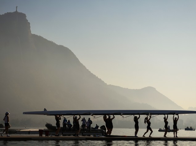 Atletas carregam seu barco durante uma sessão de treinamento para o Campeonato Mundial de Remo Junior na Lagoa Rodrigo de Freitas, Rio de Janeiro. O evente serve de teste para os Jogos Olímpicos de 2016 - 05/08/2015