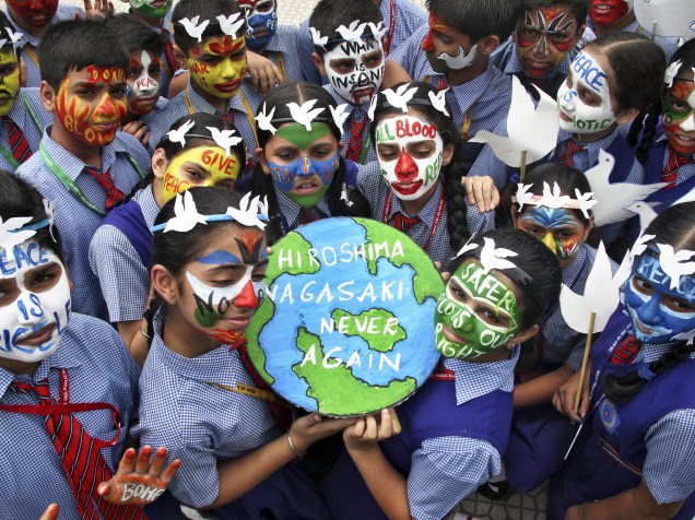 Em uma escola de Chandigarh, na Índia, alunos participam de homenagem aos 70 anos do bombardeio em Hiroshima e Nagasaki - 06/08/2015